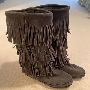Minnetonka Moccasin 3-Layer Fringe Boot, Grey, 7